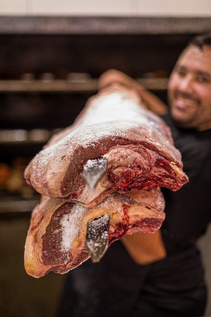 Costela com sal grosso nos espetos para churrasco