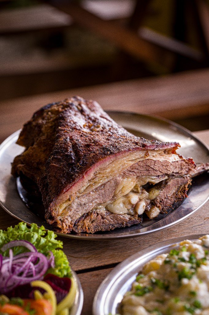 Costela assada no prato com salada e purê