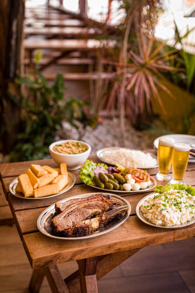 Refeição completa: costela, fritas, salada, arroz e cerveja