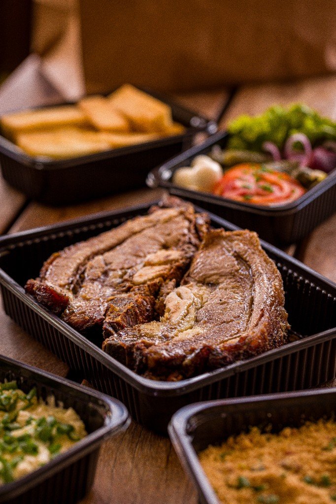 Marmitas de delivery com costela e acompanhamentos