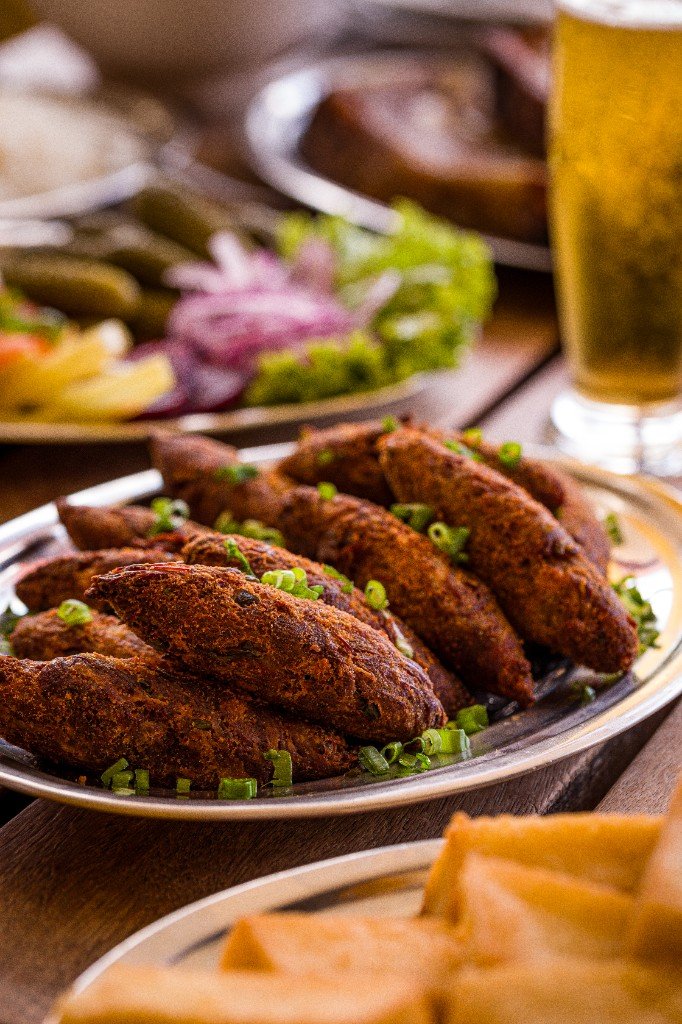 Kibe frito com salada e cerveja