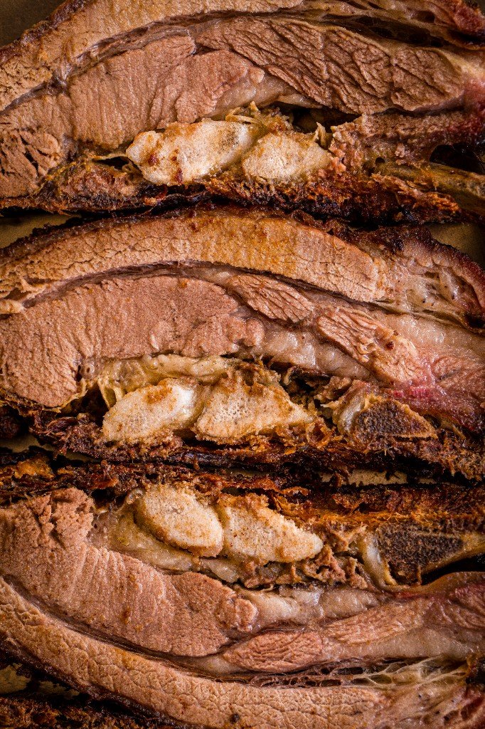 Costela na brasa em close no garfo