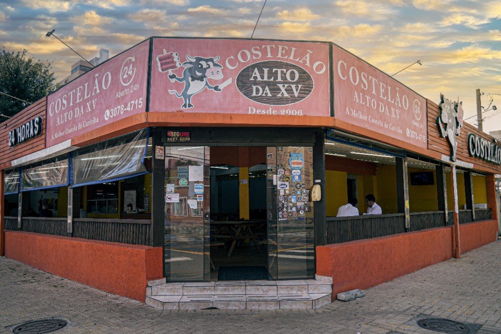 Fachada do Costelão Alto da XV em Curitiba — aberto 24h